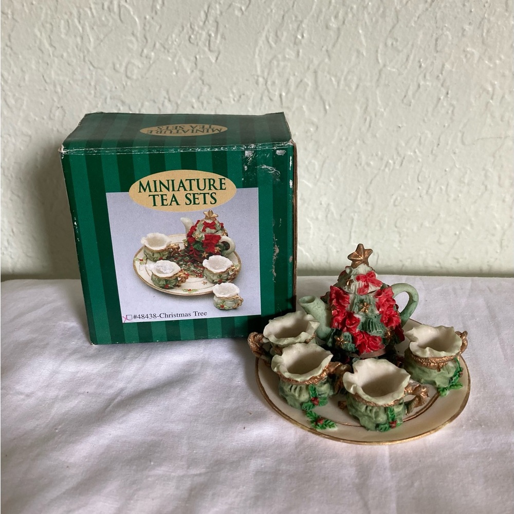 Christmas Tree Miniature Tea Set 1995 Christmas Tree pitcher lidded 4 Holly cups